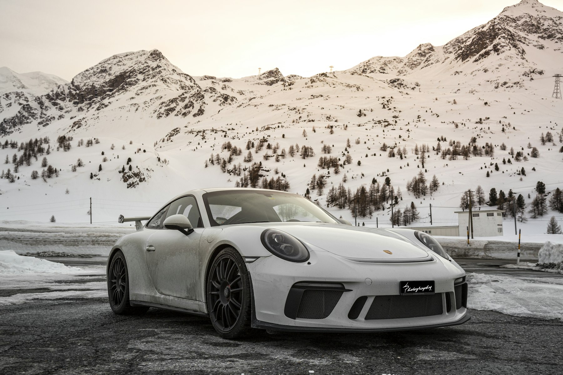 Silberner Porsche 911 in alpiner Umgebung