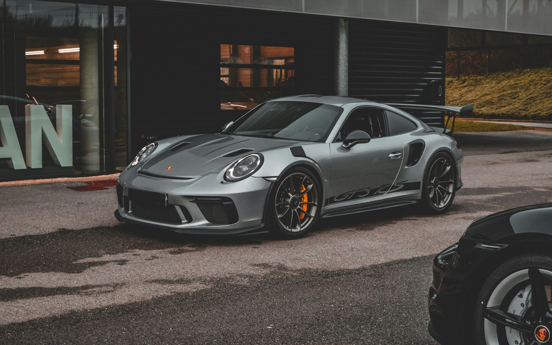 Porsche 911 GT in moderner Fahrzeugkulisse